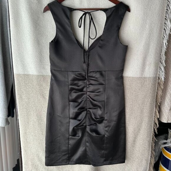 Le Chateau Sleek Black Mini Dress Back Size 11 Ruched Flattering V-Neck LDB Edgy - Picture 3 of 15